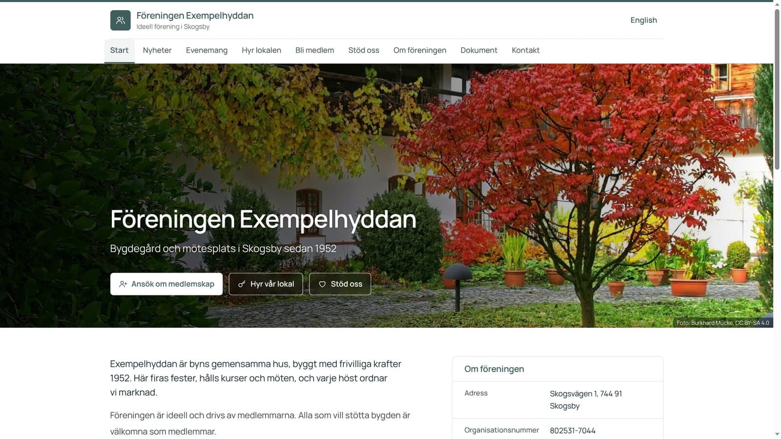 Startsidan på Föreningen Exempelhyddans hemsida, med en höstbild och knapparna Ansök om medlemskap, Hyr vår lokal och Stöd oss